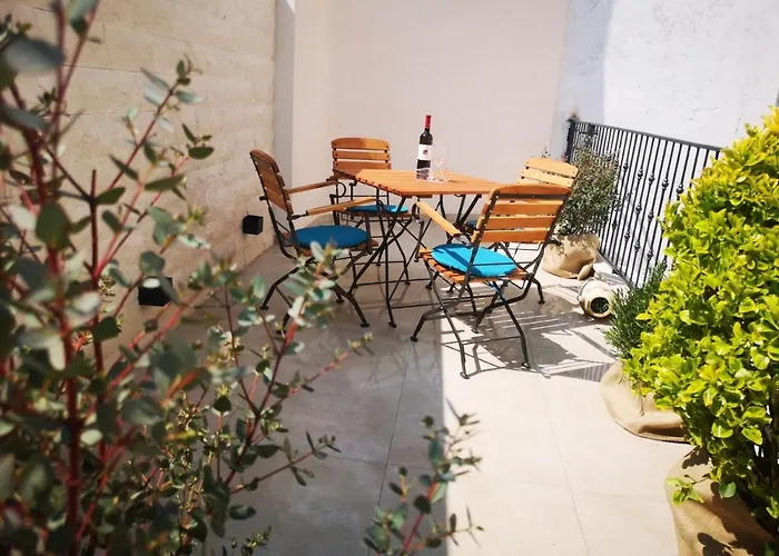 Croatica With Garage Apartment