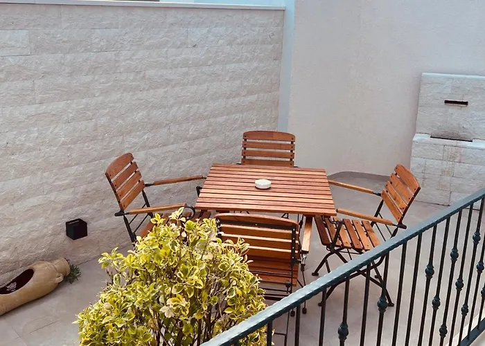 Croatica With Garage Apartment